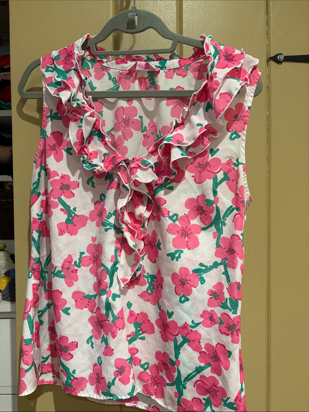 Lilly Pulitzer size large Sleeveless Ruffle V-Neck Floral Top - Pink